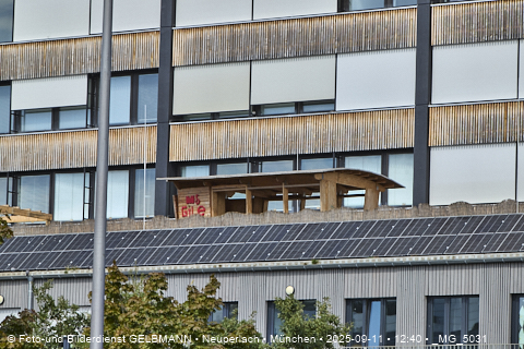Achitektur_im_Plettzentrum_die Holzverkleidung_an_der_Fassade__MG_5031.jpg